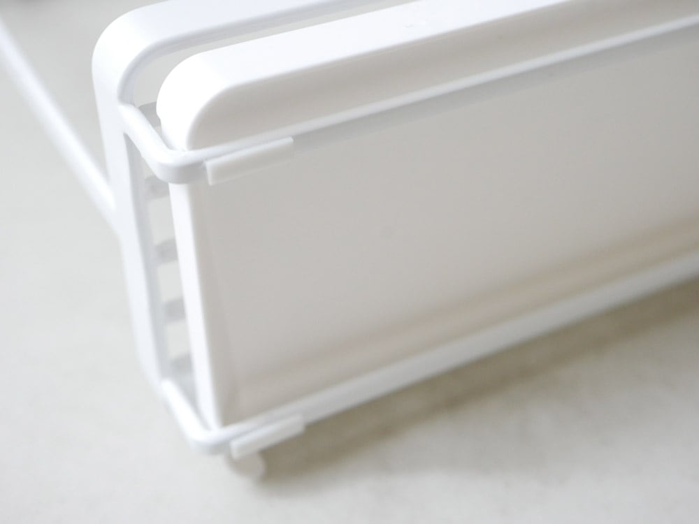 タワーのスポンジと掃除用ツールが並んだスタンド