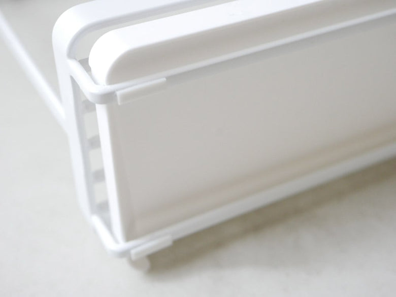 タワーのスポンジと掃除用ツールが並んだスタンド