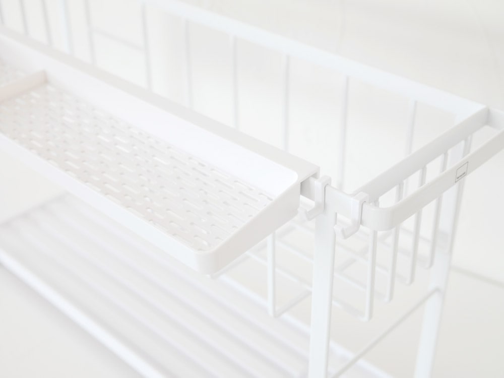 スリム2段水切りワイヤーバスケットが棚に置かれている様子