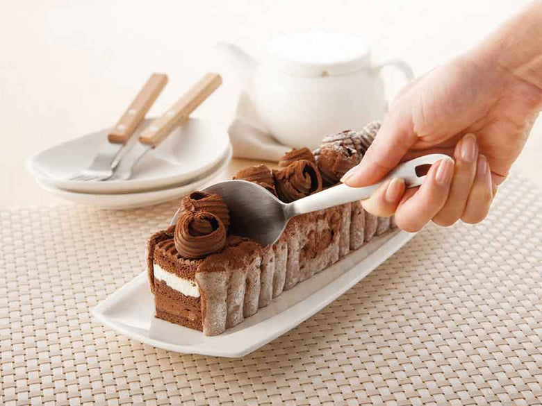 オークス製すくえるナイフとチョコケーキ