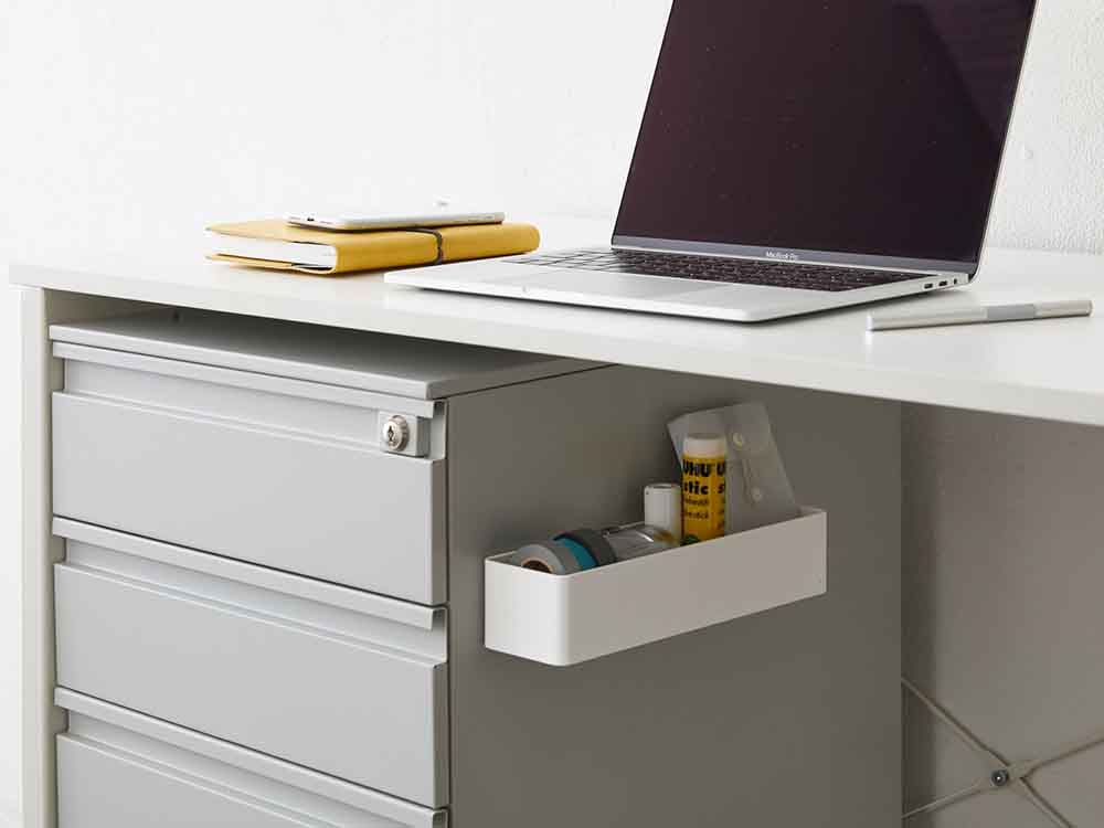 YAMAZAKI/towerのマグネットストレージラックがデスクに取り付けられている