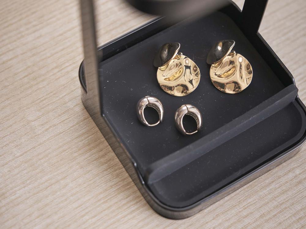 YAMAZAKIブランドの耐熱トレー付きヘアーアイロンスタンド