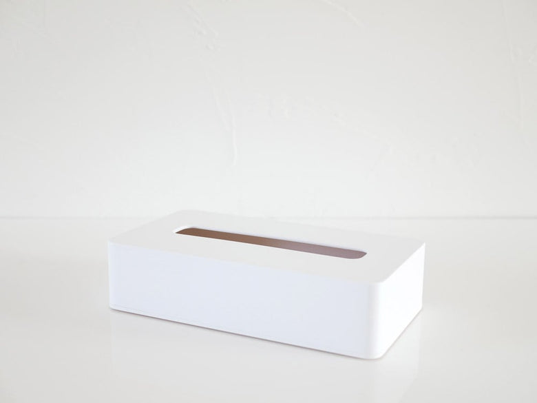 タワーのコンパクトティッシュケースが壁に設置されている