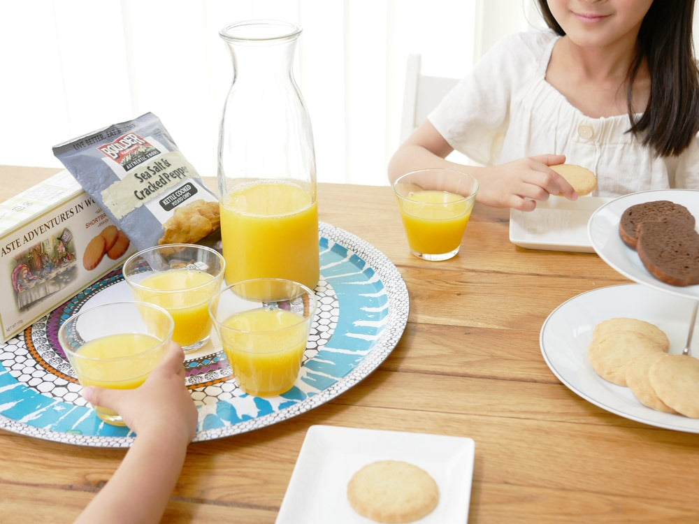 ホーンプリーズのリューズガラスティーグラスにオレンジジュースが注がれたテーブルセッティング