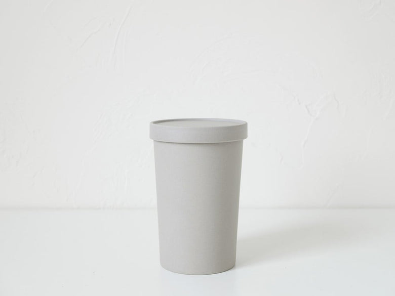 ホーンプリーズのECOキャニスター、蓋付きアイボリー色のプラスチック製シリンダー