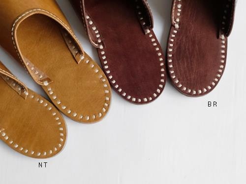 ブラウンレザーのストラップ付きスライドサンダルの画像