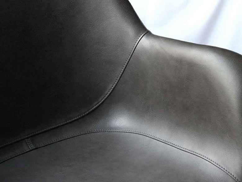 ライトブラウンのパニッシュラウンジチェア