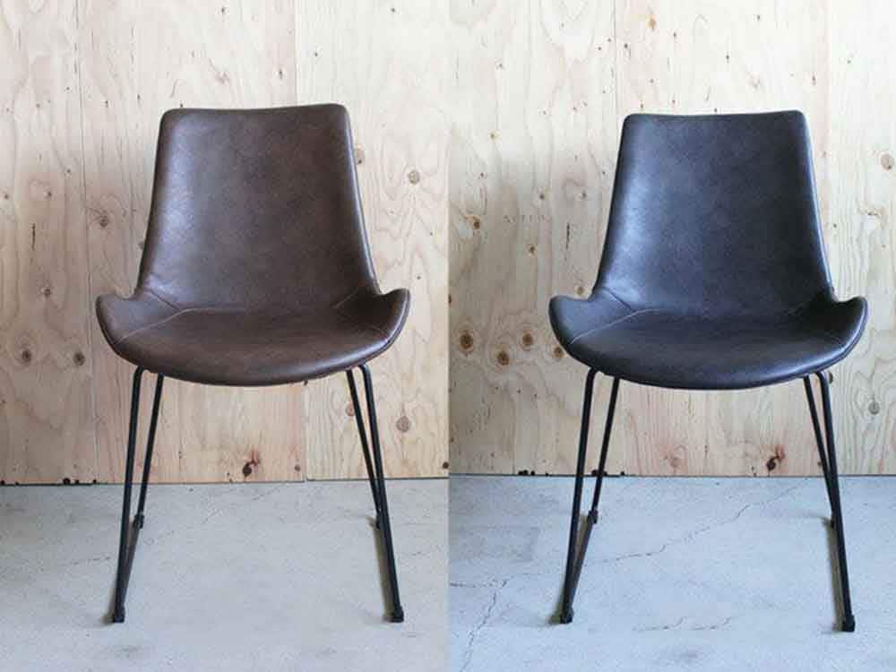 ライトブラウンのウィングチェアと木製床