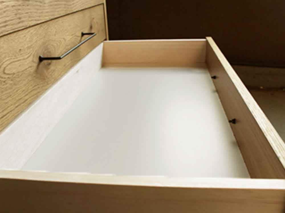 オーク突板とアイアン仕上げの4段引きチェスト