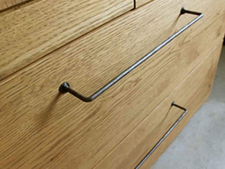 オーク無垢の2ドアと引き出し付きワードローブ