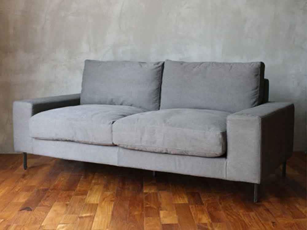 ナチュラル素材のグレーのデイベッドソファが置かれたリビングルーム