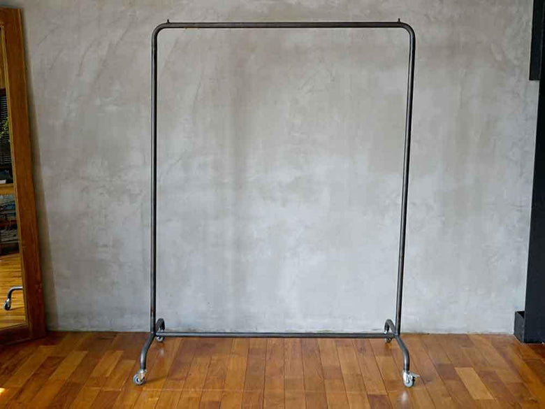 アデペシュの鉄製ハンギングスタンド