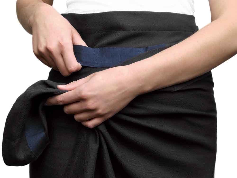 The Organic CompanyのGIANT KITCHEN TOWEL 155×60cm、ヘリンボーン織りオーガニックコットン100％のブラックキッチンタオル