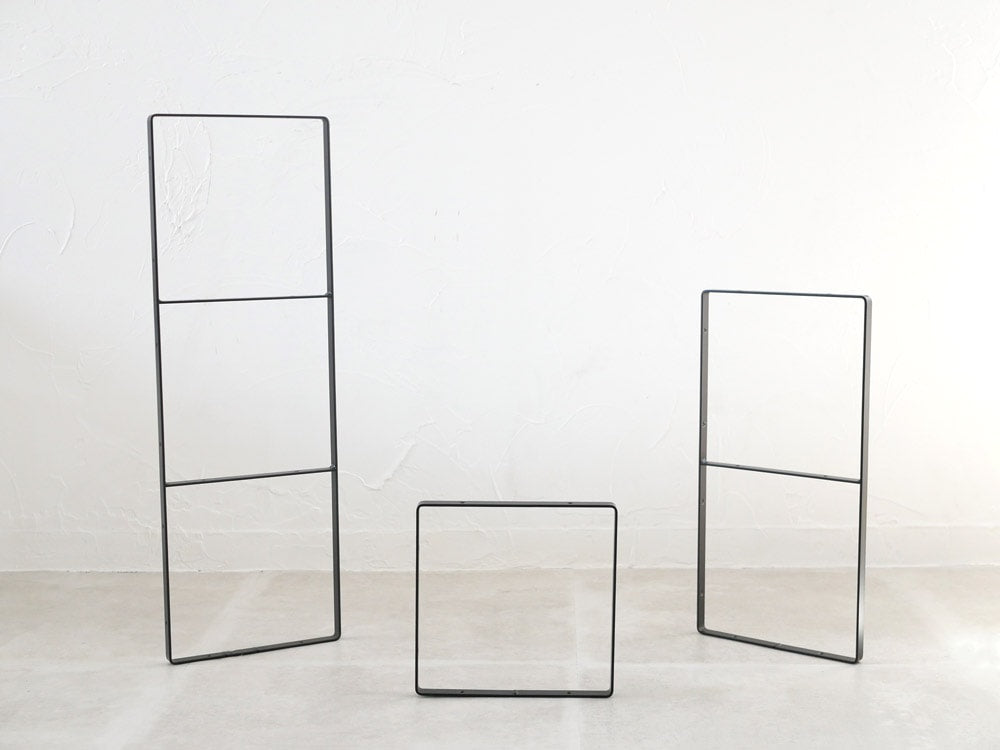 黒皮鉄製のPOSH LIVINGシェルフブラケットと棚