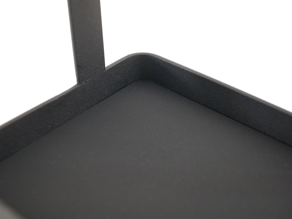 YAMAZAKI/towerのデスクバー。スチールと天然木を組み合わせた高さ約11cmのオフィスアクセサリー。