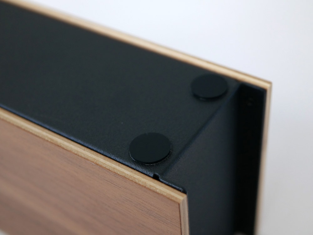 YAMAZAKI/RINのペン＆リモコンラック。天然木積層合板とスチールを使用したシンプルなデザインの収納ラック。