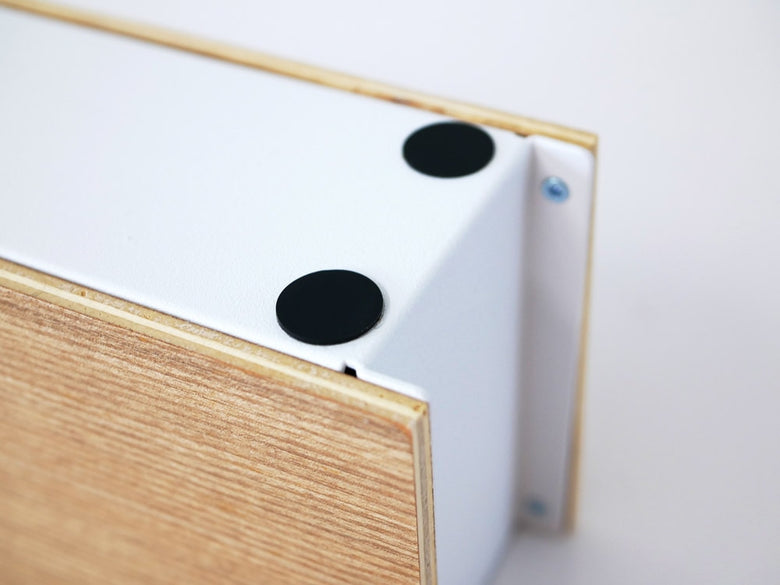 YAMAZAKI/RIN製のペン＆リモコンラック。天然木積層合板とスチールを使用したシンプルで機能的なデザイン、幅25cm×奥行7cm×高さ10.2cm。