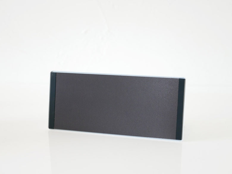 YAMAZAKI/towerのマグネットバスルームラックがスチール製の平らな壁面に取り付けられている様子