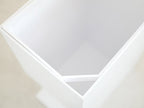 YAMAZAKIタワーのペダル式トイレポット。プラスチック製ペダルとセラミック台座を備えたデザイン