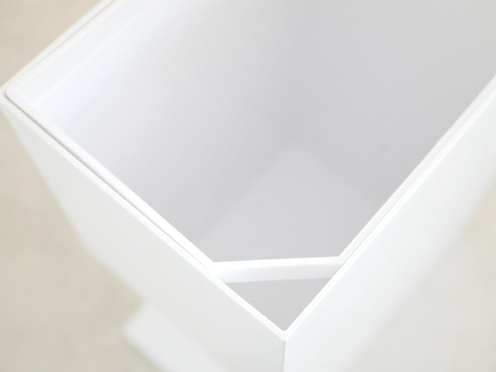 YAMAZAKIタワーのペダル式トイレポット。プラスチック製ペダルとセラミック台座を備えたデザイン