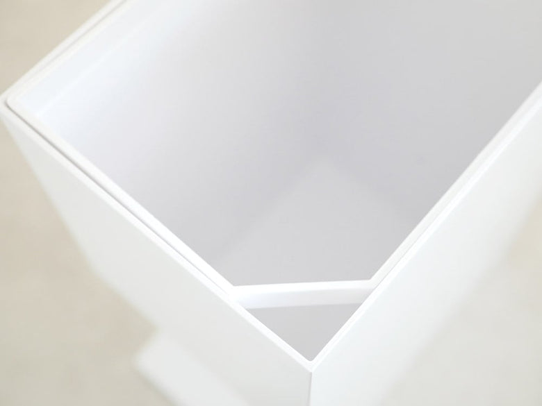 YAMAZAKIタワーのペダル式トイレポット。プラスチック製ペダルとセラミック台座を備えたデザイン