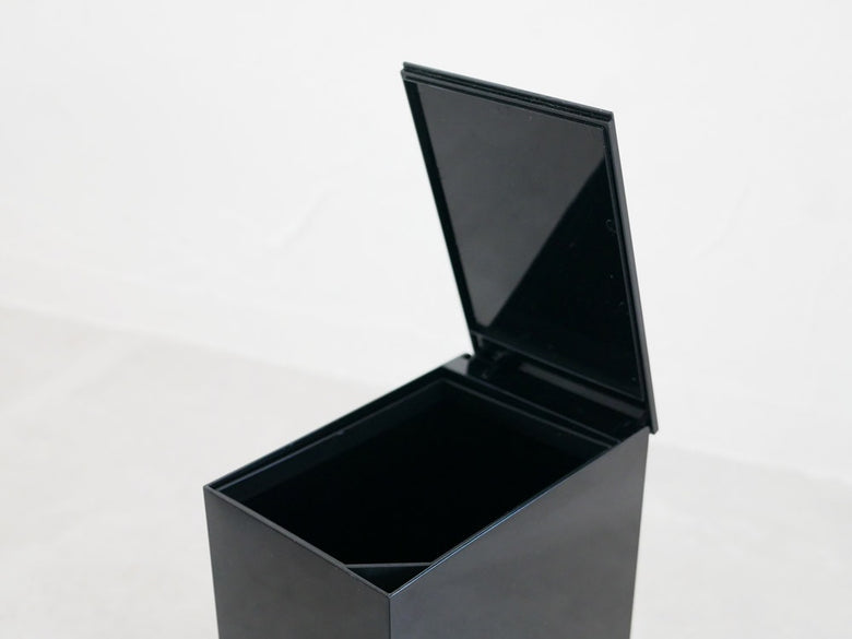 タワーのプラスチック製ペダル式トイレポット本体と蓋がペデスタルと箱とともに展示されています