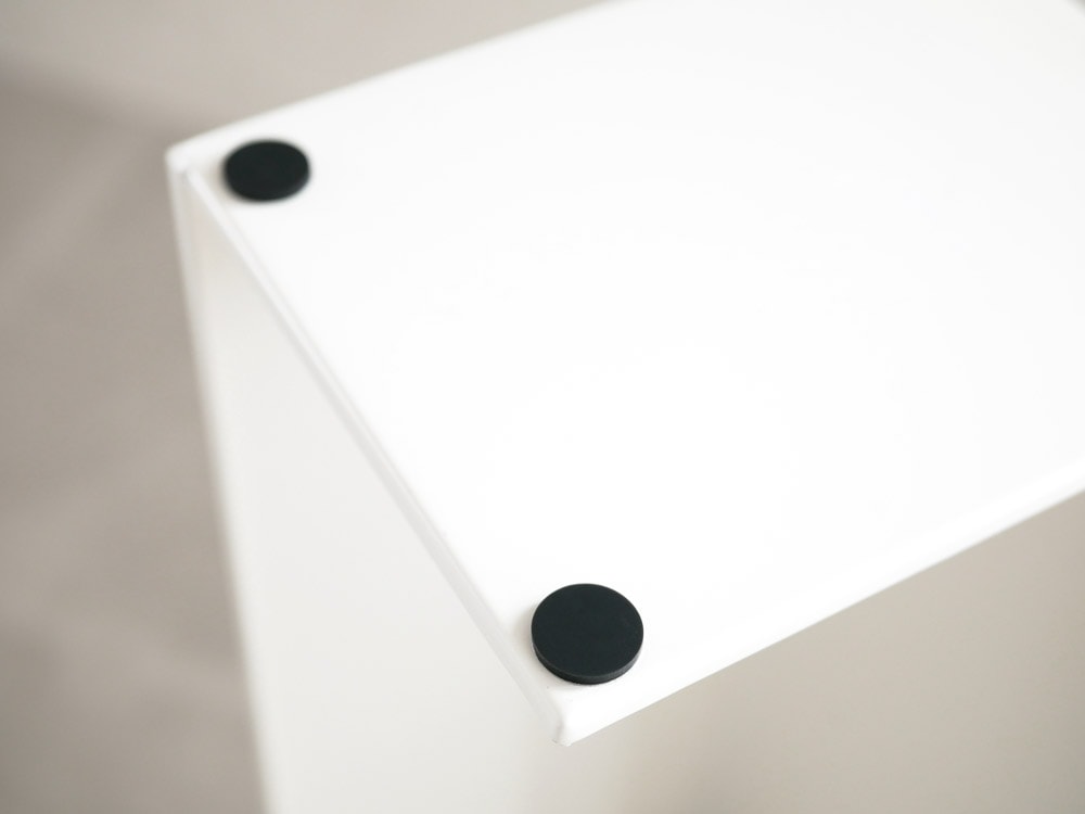 YAMAZAKI/towerブランドのスリムトイレラック、灰色のスチール製で高さ70.5cm、上段と下段にそれぞれ収納棚を備えたデザイン