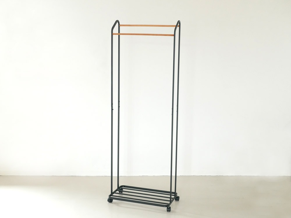 YAMAZAKIタワー製キャスター付きハンガーラック。スチールフレームと天然木のハンガーバーを備えたデザイン