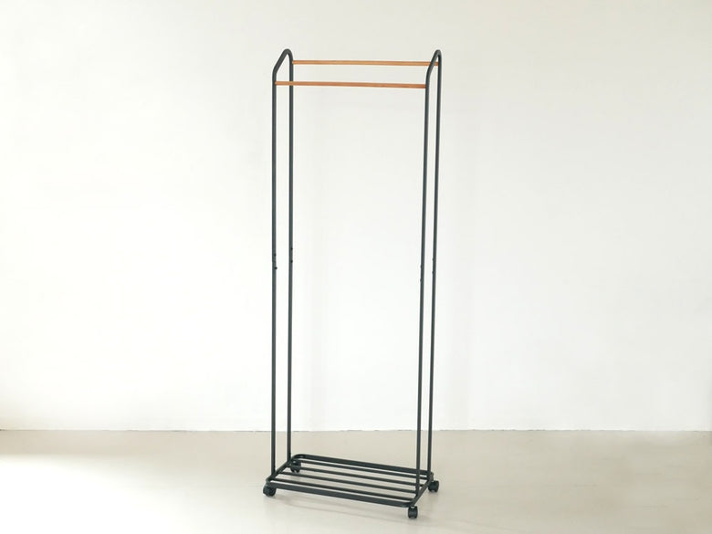 YAMAZAKIタワー製キャスター付きハンガーラック。スチールフレームと天然木のハンガーバーを備えたデザイン