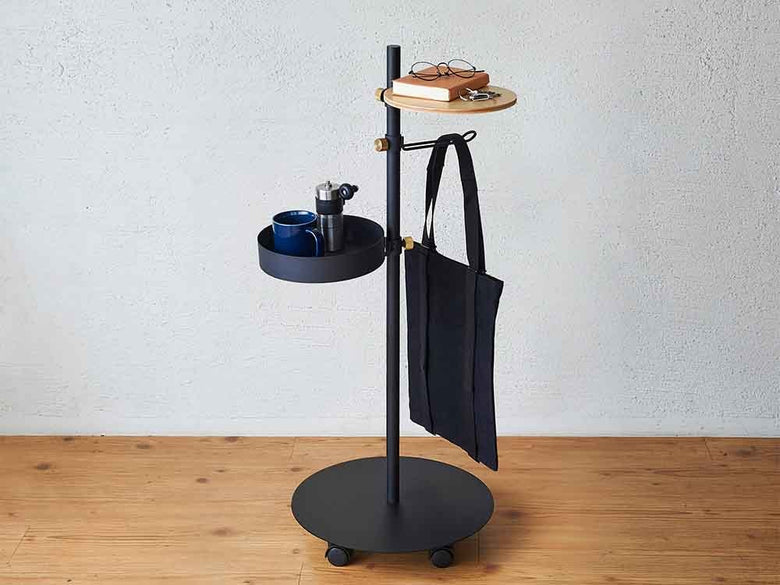 シリンダー型の花鉢に植えられた観葉植物