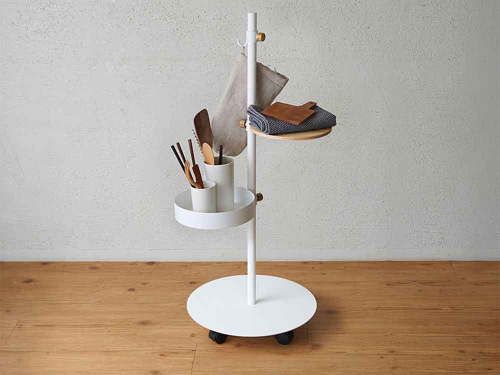 平安伸銅のMove Rodに紙製オフィス用品と観葉植物が配置された画像