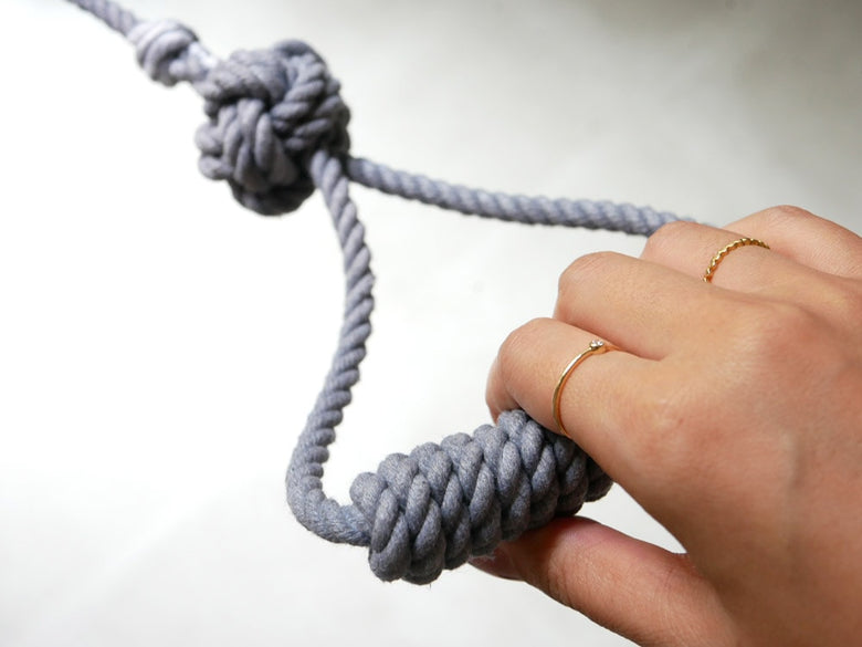 TOOLS FOR THE DOGの手染めロープ製ドッグリード、結び目が見えるクローズアップ