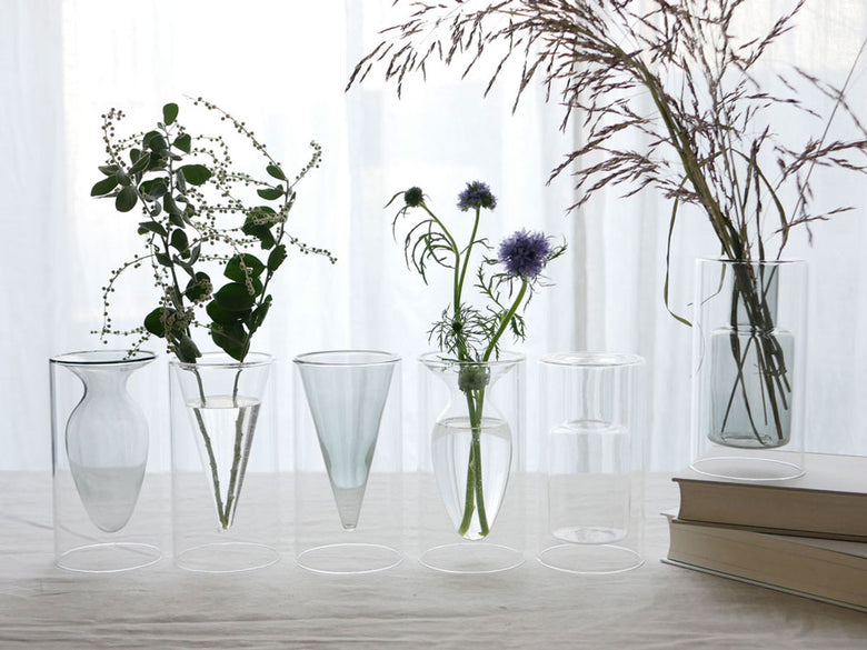 ポッシュリビングのガラス製フロートベースに美しく生けられたカットフラワーのアレンジメント