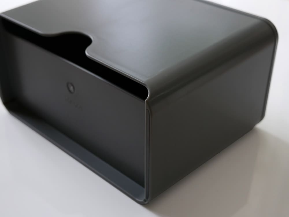 シルバーのプラスチック製マスクディスペンサー