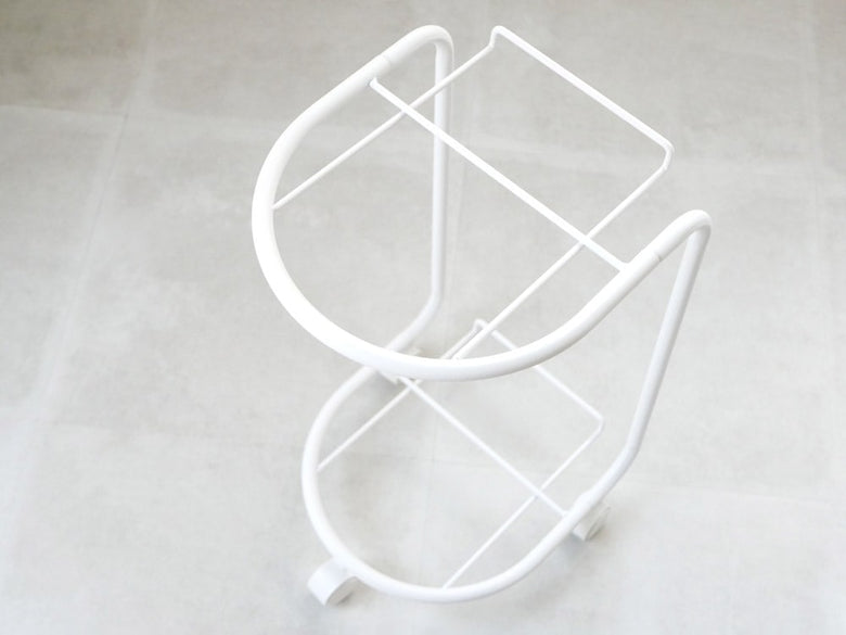 白色のプラスチックと金属製の2段ランドリーバスケット