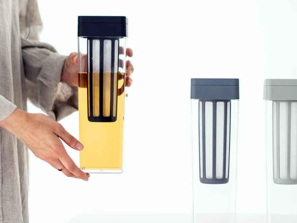 サラサデザインのプラスチック製ウォータージャグ、蓋付き円筒形の水出しフィルター付きキッチン用品