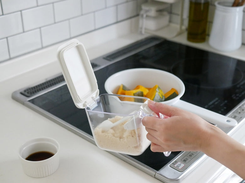 テーブルに置かれたマーナのGOODLOCK調味料ポット