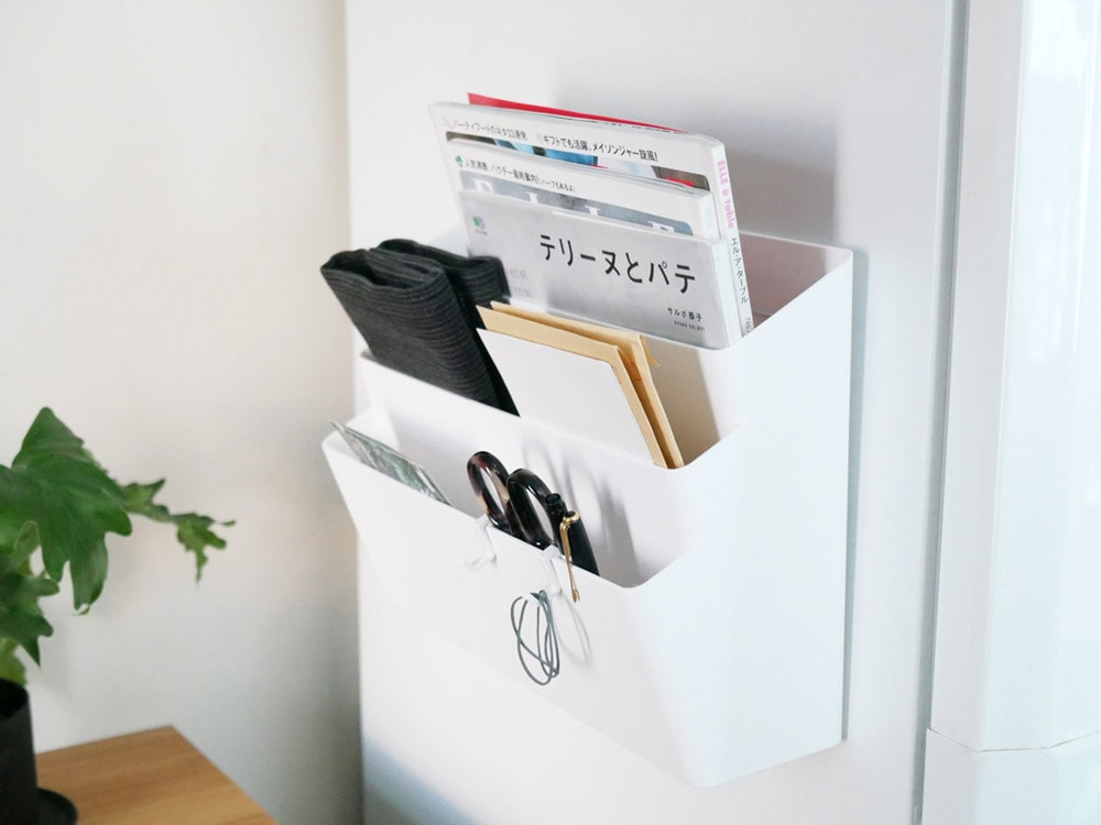 冷蔵庫側面に取り付けられた3段マグネット収納ポケット