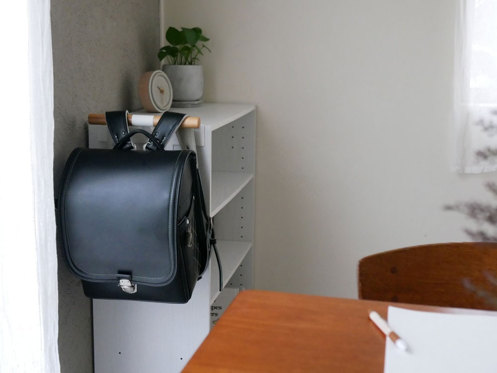 カラーボックスに取り付けたリンランドセル＆リュックハンガー