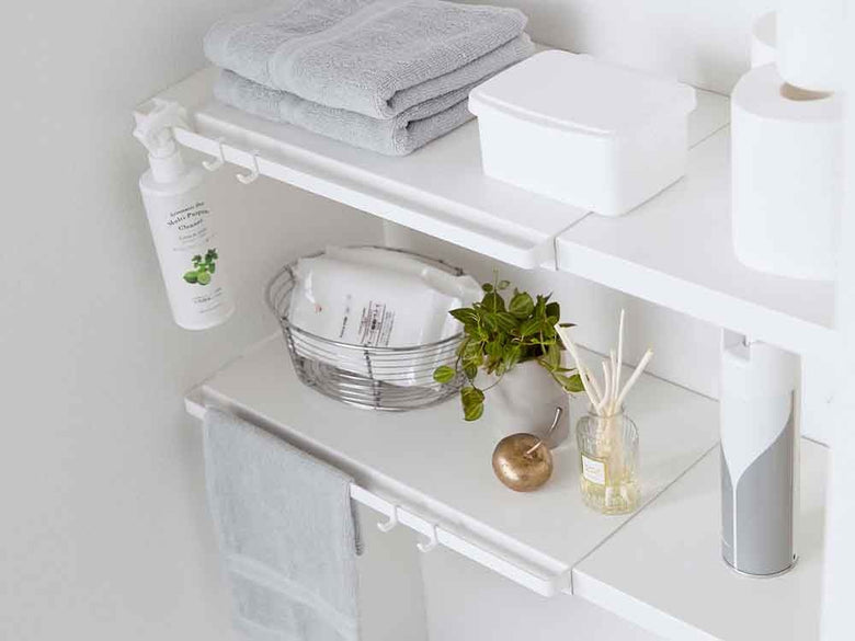 タワー伸縮棚板がキッチンの棚に設置された様子