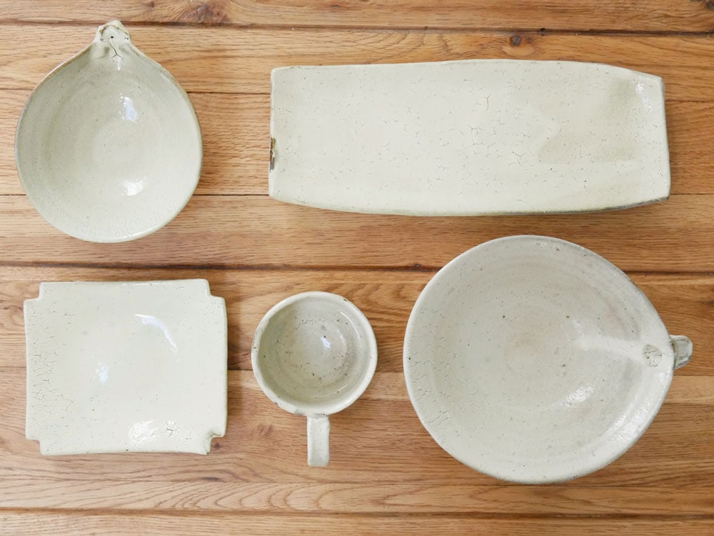 南窯の手作り陶器マグカップ。荒粉引仕上げで温かみのある風合い、約135×Φ110×H78mm、200cc容量