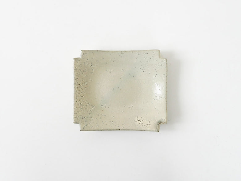 南窯の手作り銀色荒粉引隅切菓子皿。ざらついた表面と隅切り形状が特徴の陶器製で、菓子を盛り付けるのに適しています。