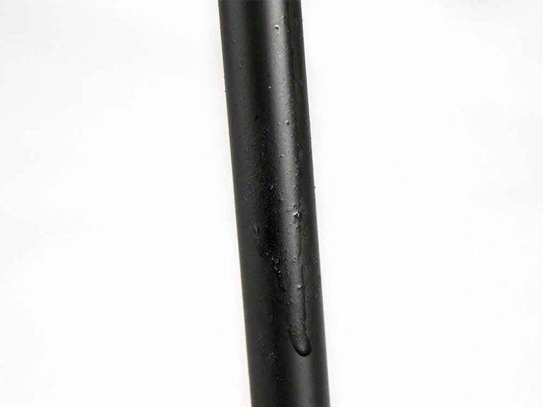 アデペシュ ウェルミー 木製とスチール脚のダイニングテーブル