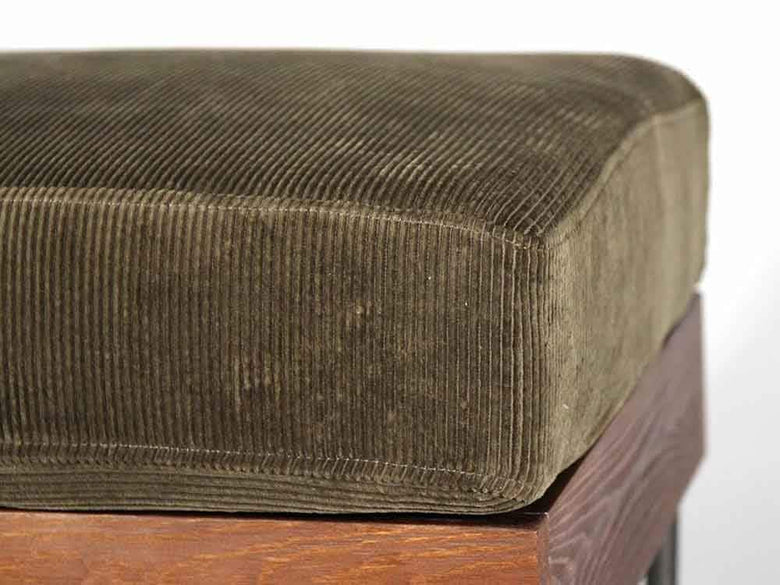 ブラウンとグレーのベロア張りオットマン