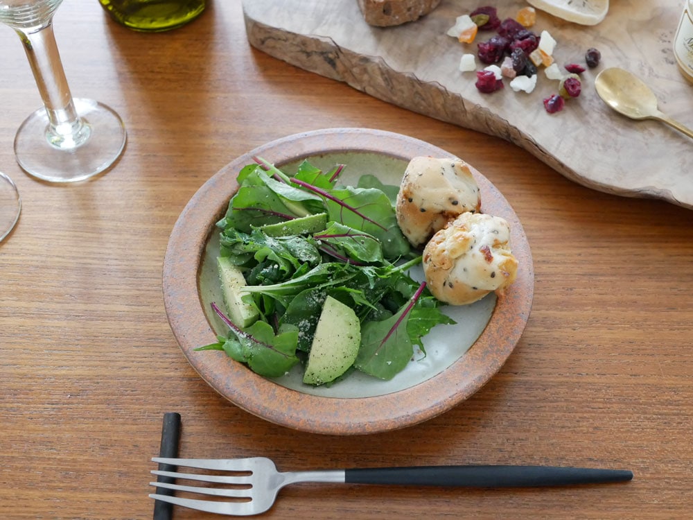 陶器のプレートに盛られたサラダ