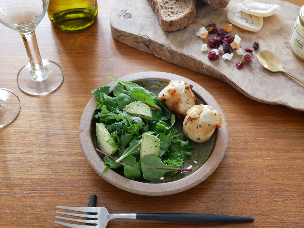 アデペシュのOTOHA私のプレートに盛られたサラダ