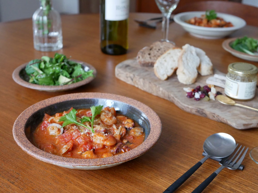 食品と野菜が盛られた陶器製プレート