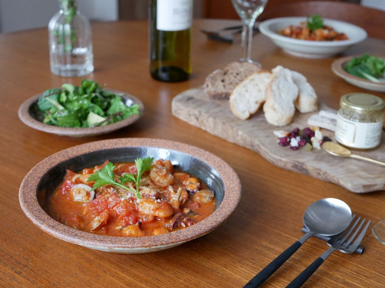 食品と野菜が盛られた陶器製プレート