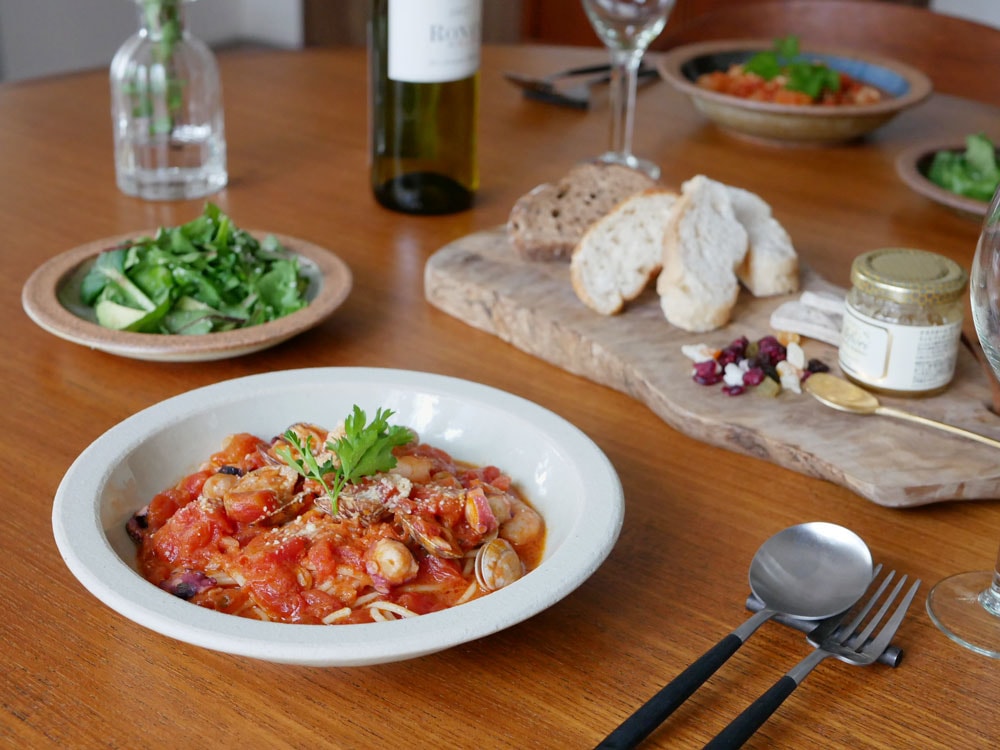 アデペシュのOTOHAプレートに盛られた料理と食器