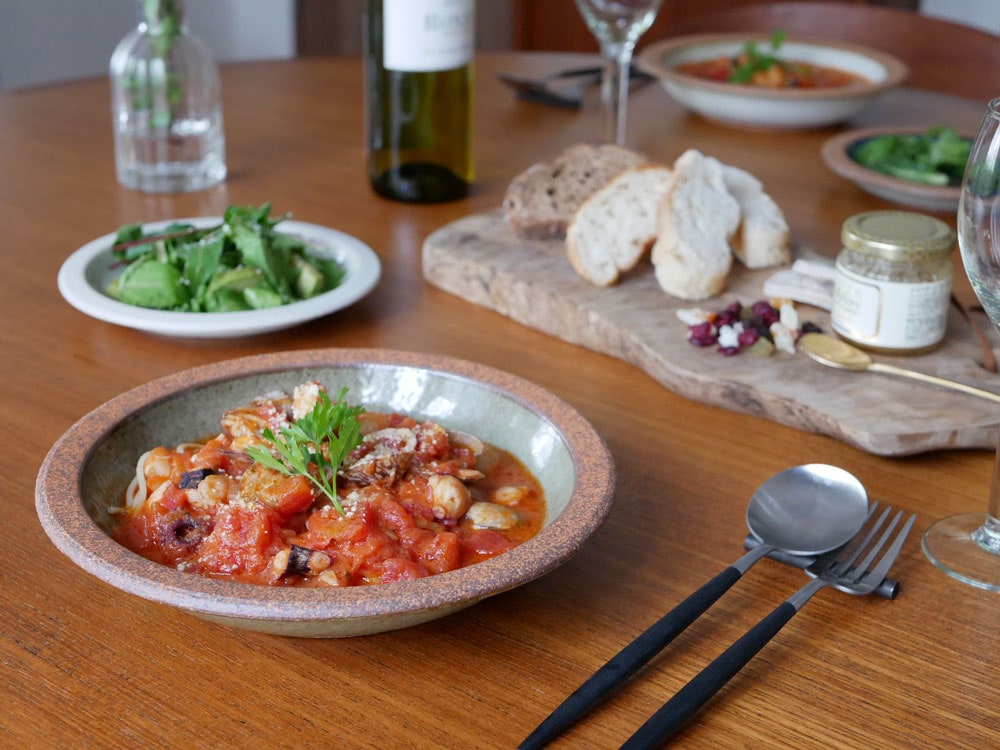 陶器製のプレートに盛られた野菜料理